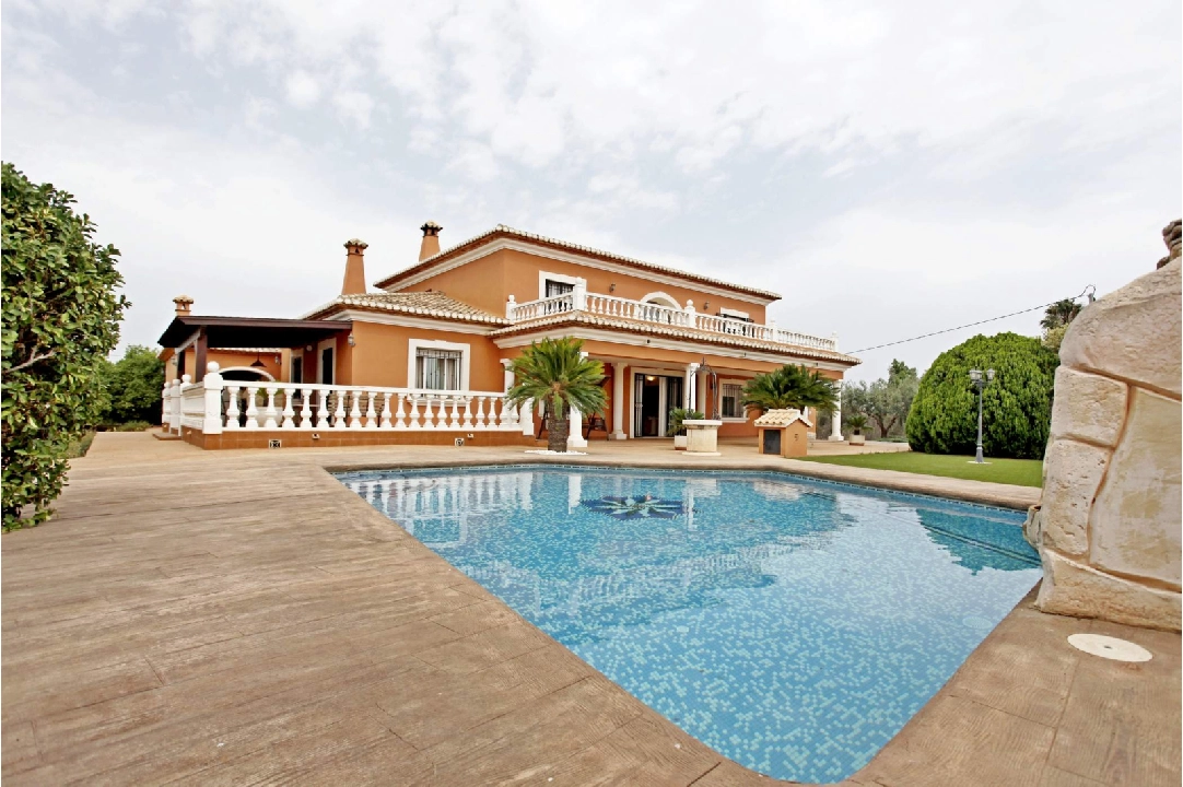 Villa in Denia(Torrecarrals) te koop, woonoppervlakte 442 m², Staat netjes, + Centrale verwarming, grondstuk 4441 m², 3 slapkamer, 4 badkamer, Zwembad, ref.: MNC-0124-42