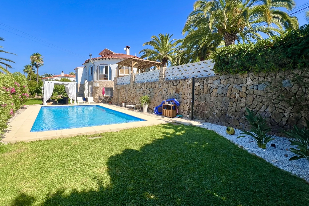 Villa in Denia te koop, woonoppervlakte 185 m², Bouwjaar 1979, Staat netjes, + Centrale verwarming, Airconditioning, grondstuk 946 m², 3 slapkamer, 3 badkamer, Zwembad, ref.: FK-0924-2